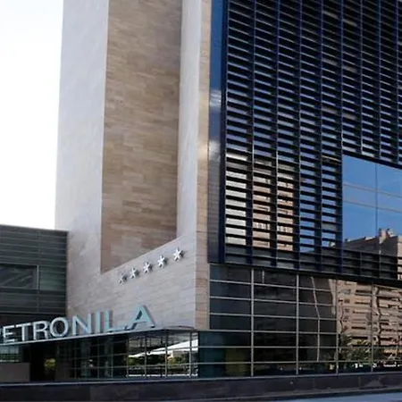 Reina Petronila 5*