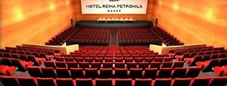 Reina Petronila מלון