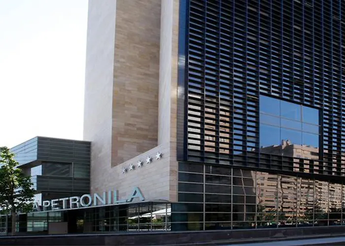 Reina Petronila Hotell