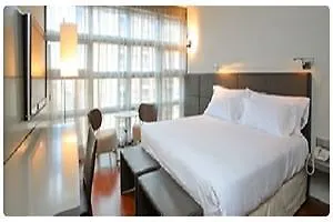 Hotell Reina Petronila 5*
