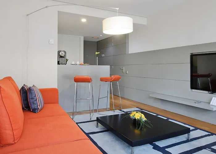 Hotell Reina Petronila 5*